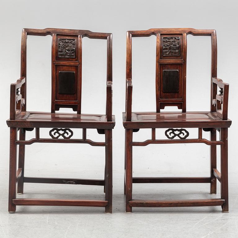 KARMSTOLAR, ett par, hardwood. Kina, tidigt 1900-tal.