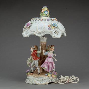 BORDSLAMPA, 1900-tal, porslin.