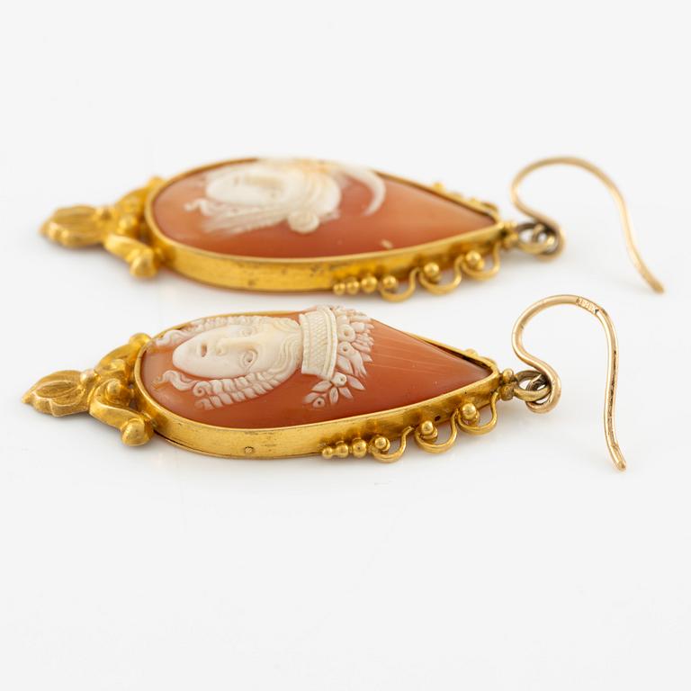 A pair of earrings in 18K gold with shell cameos.