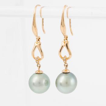 Örhängen 18K guld med odlade Tahitipärlor och små diamanter.