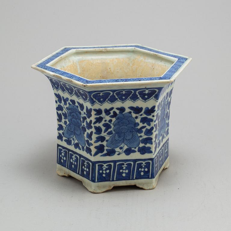 A blue and white flower pot, Qing dynasty, 19th century.