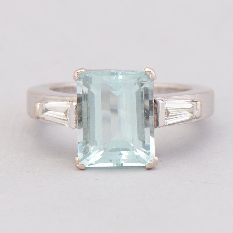 RING, akvamarin, diamanter, 18K vitguld.