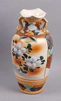 VAS, porslin, Satsuma, Japan. 1900-tal.