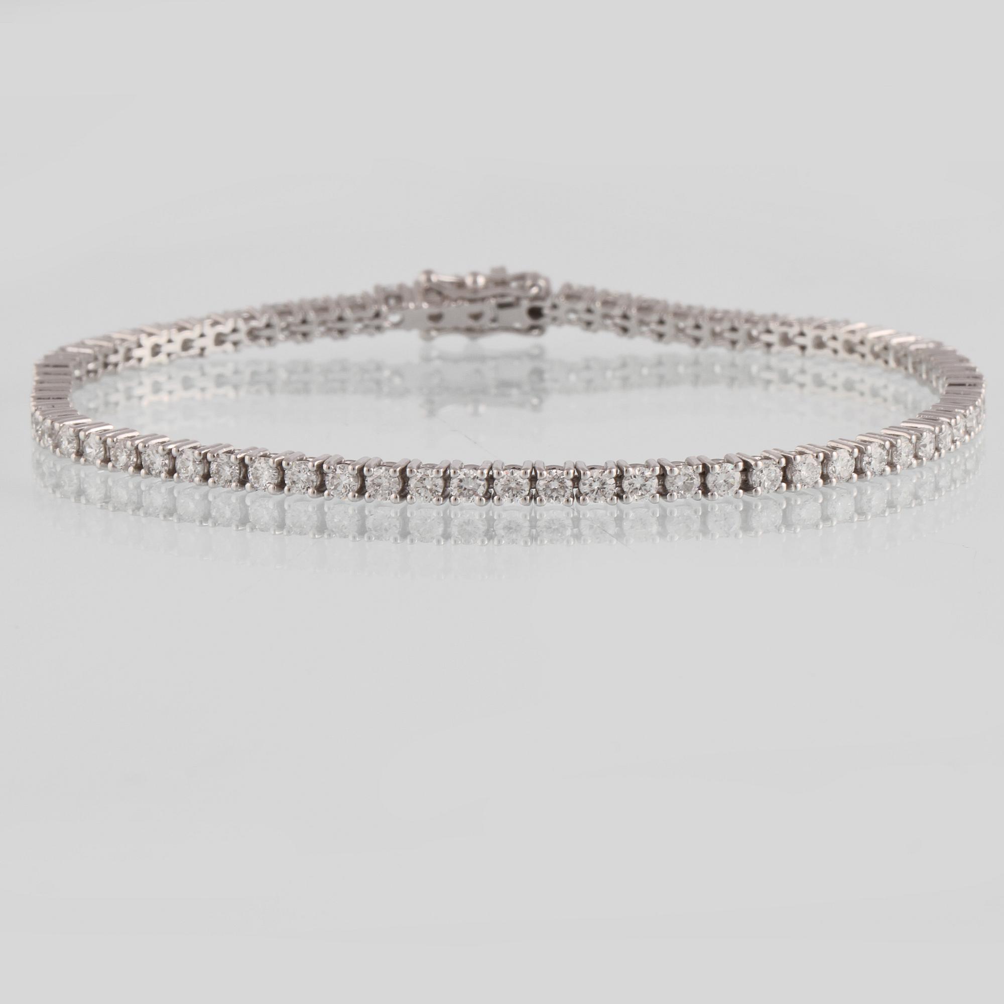 ARMBAND, 18K vitguld med briljantslipade diamanter ca 3.10 ct. Vikt 9,4 gram.