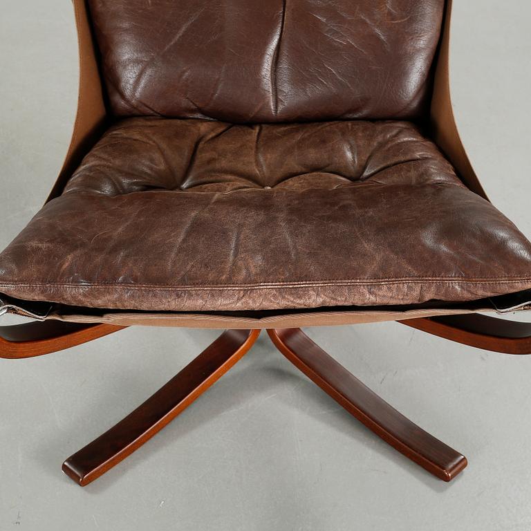 A pair of "Falcon" chairs and one table, desigend by Sigurd Resell for Vatne Lenestolfabrikk, in production from 1971.