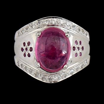 RING, silver, vita safirer, röd rubin.