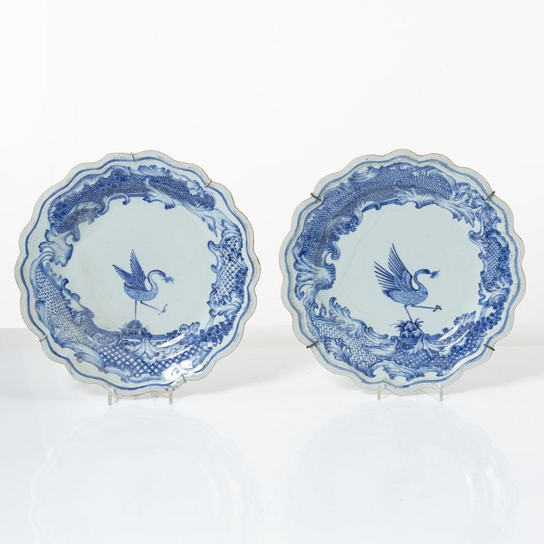 Tallrikar, ett par, vapenporslin, Qingdynastin, Qianlong (1736-95).