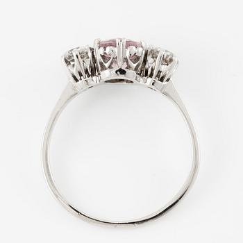 Ring 18K vitguld med morganit och briljantslipade diamanter.