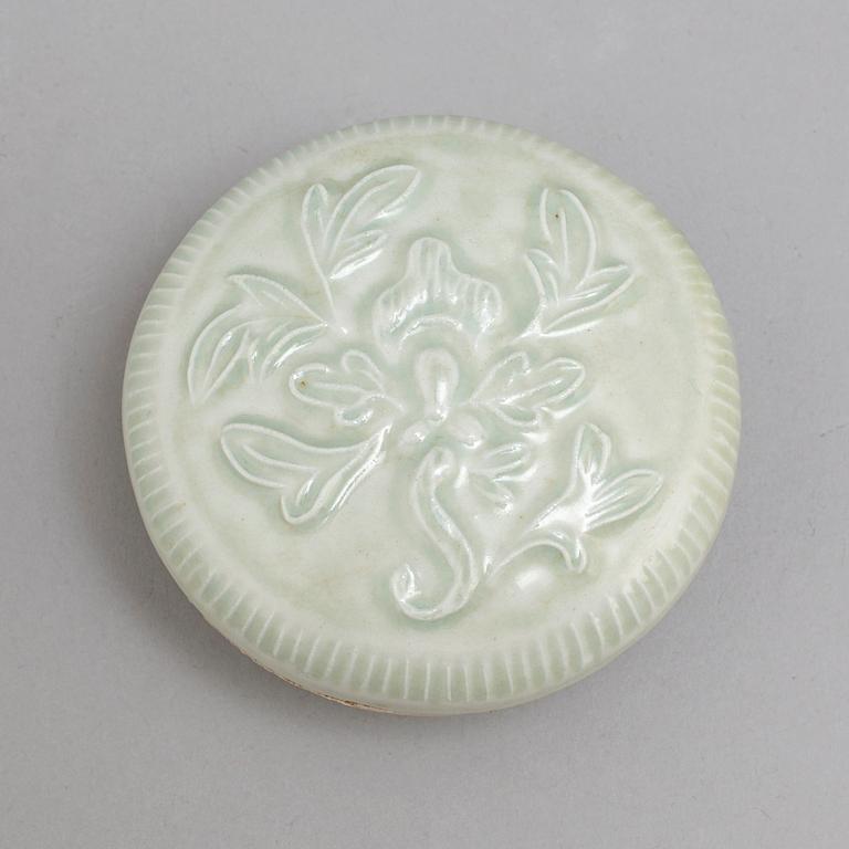 A ceramic glazed box with cover, Ming dynasty (1368-1644).