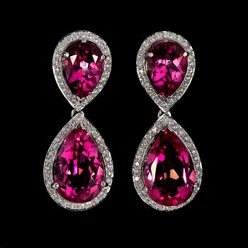 1046. EARRINGS, drop cut pink topaz with brilliant cut diamonds, tot. 0.60 cts.