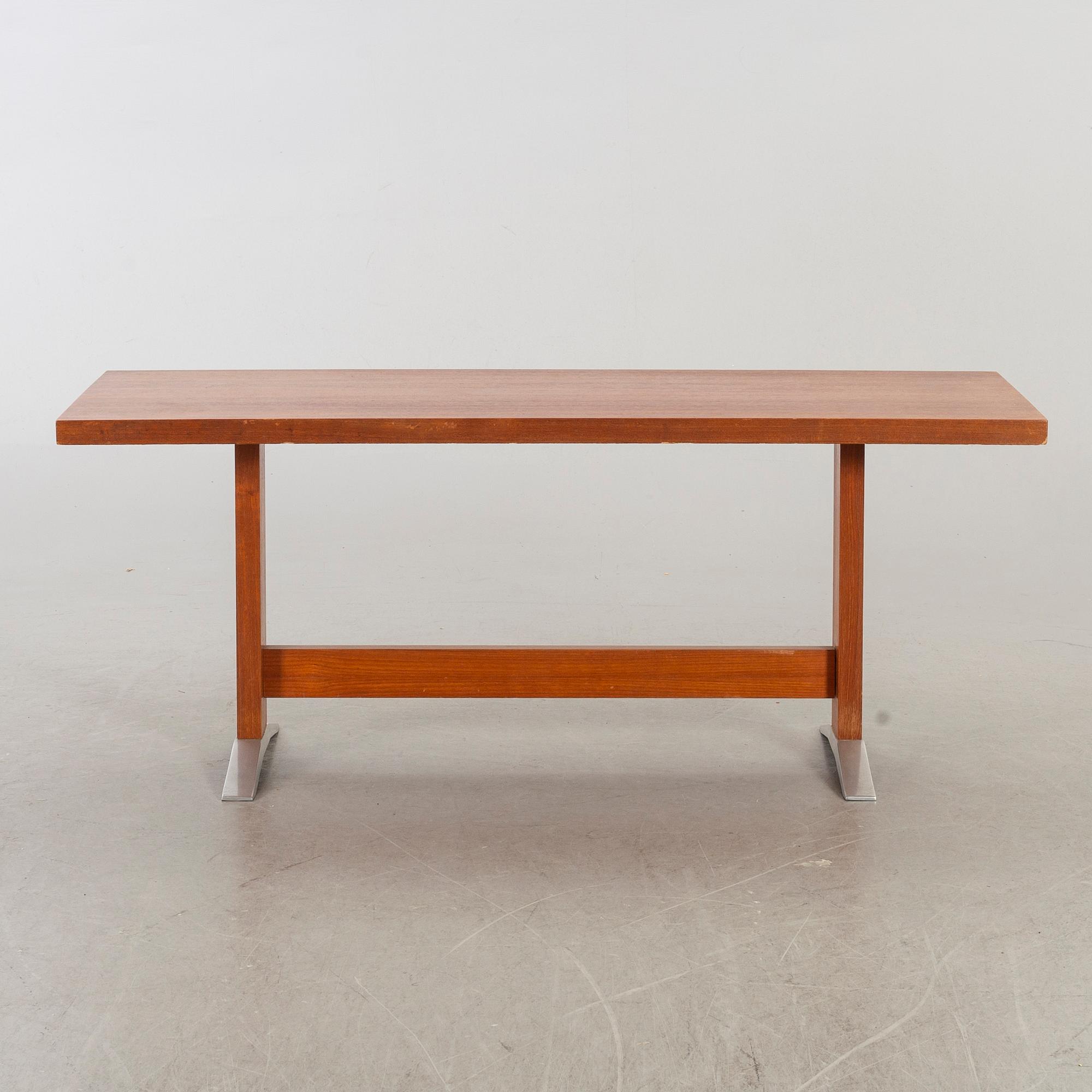 A MID 20TH CENTURY COFFEE TABLE.