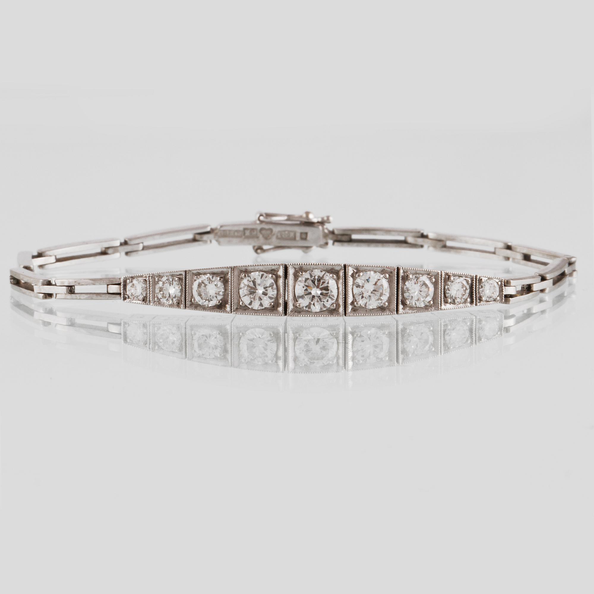 ARMLÄNK, vitguld med 9 briljantslipade diamanter, ca 0.99 ct,  Gustav Dahlgren & Co, Malmö, 1955. Vikt 9,8 gram.