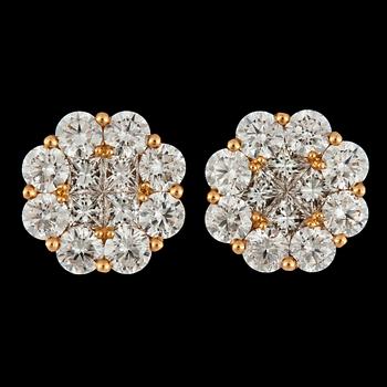 279. A pair of princess- and brilliant cut diamond earrings, tot. 3.13 cts.