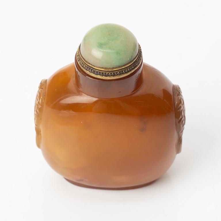 A Chinese agate and nephrite snuffbottle, late Qing dynasty, 19th century.
