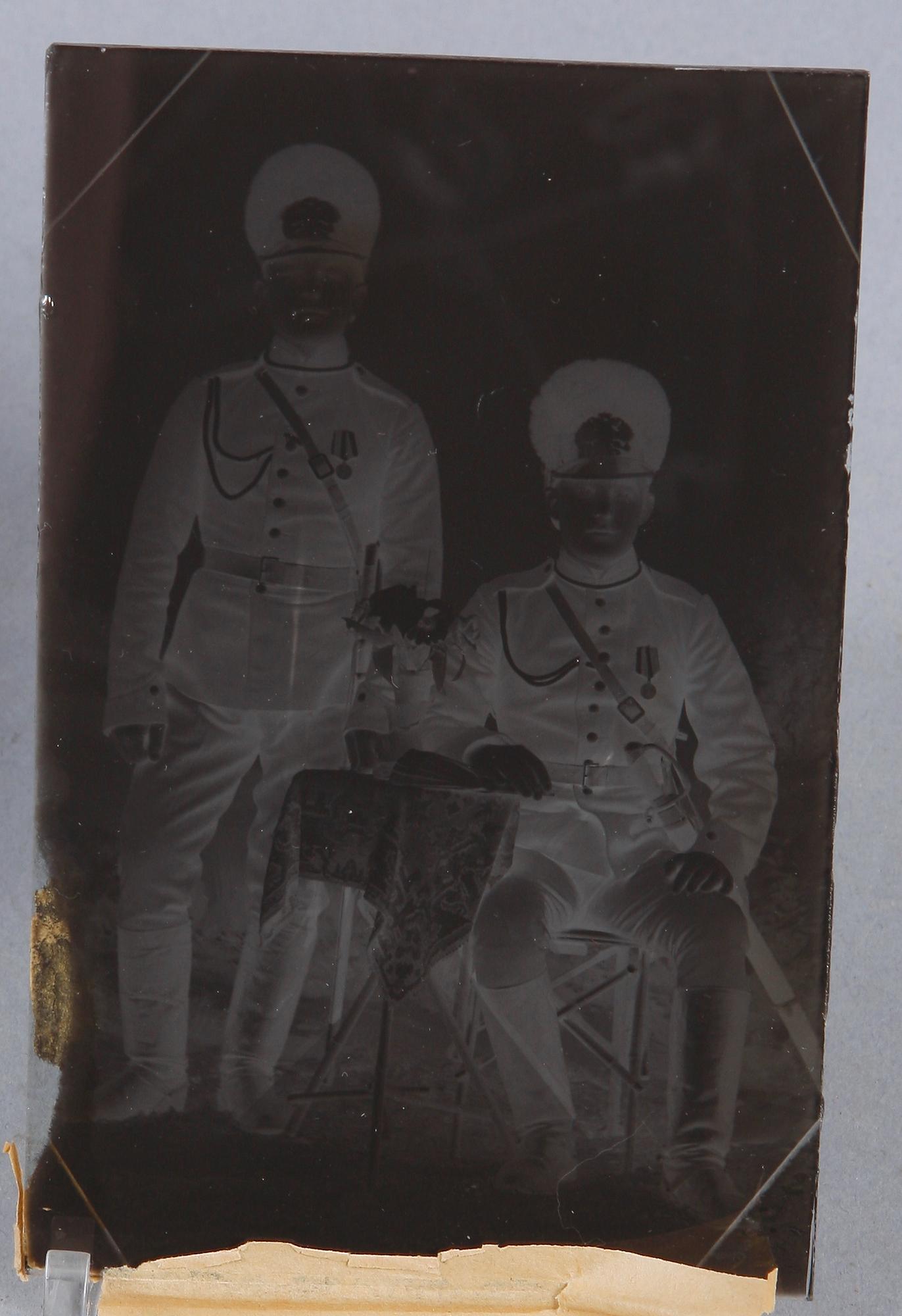 GLASNEGATIV MED FOTOKLICHÉER, 2 st samt TRYCK, Ryssland, 1800/1900-tal.
