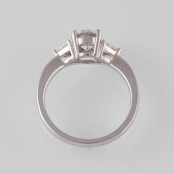 RING, 18K vitguld med briljantslipad diamant 1.03 ct samt 2 triangelslipade diamanter 0.17 ct. Vikt 4,4 gram.