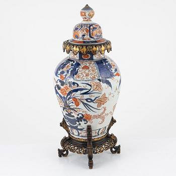 Urn with lid, Japan ,Edo, 18th-19th century.