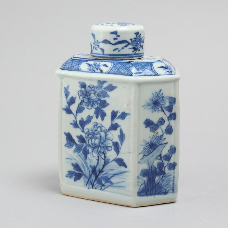 A porcelain tea caddy from China, late Qing dynasty (1644-1912).