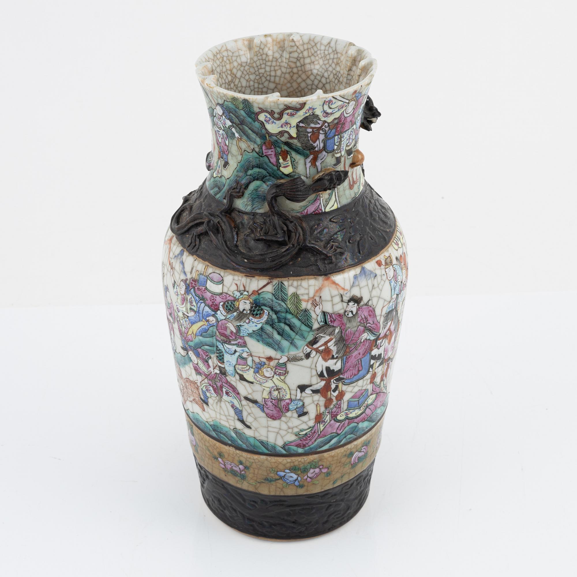 A Chinese porcelain vase and a Japanese Ming-style bowl, around the year 1900.