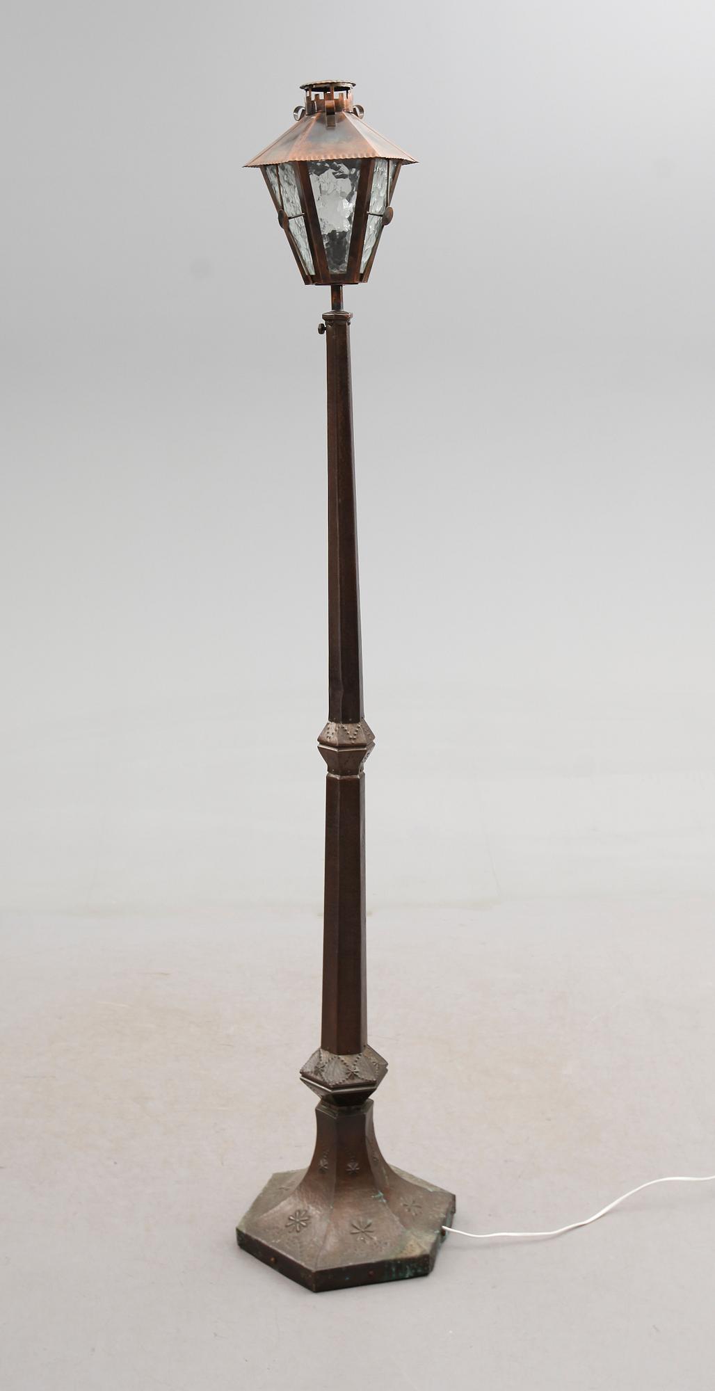GOLVLAMPA, 1900-talets första hälft.
