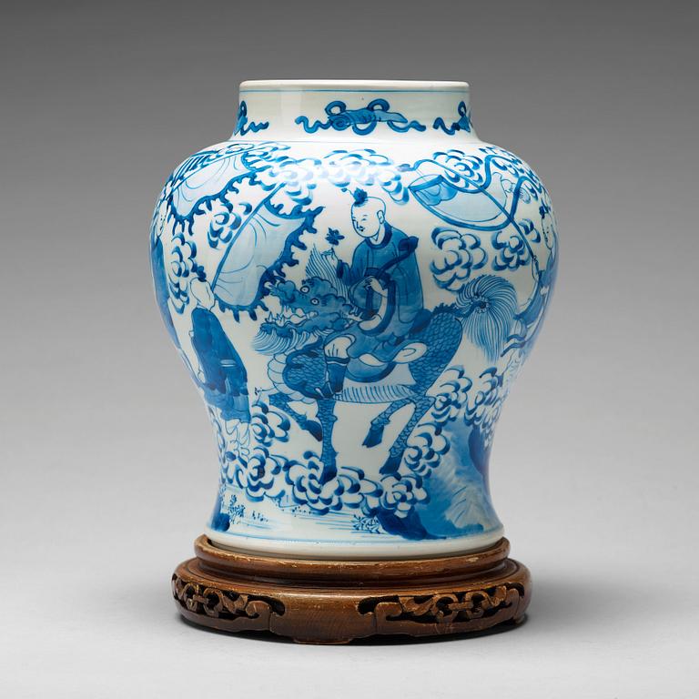 A blue and white jar, Qing dynasty, Kangxi (1662-1722).