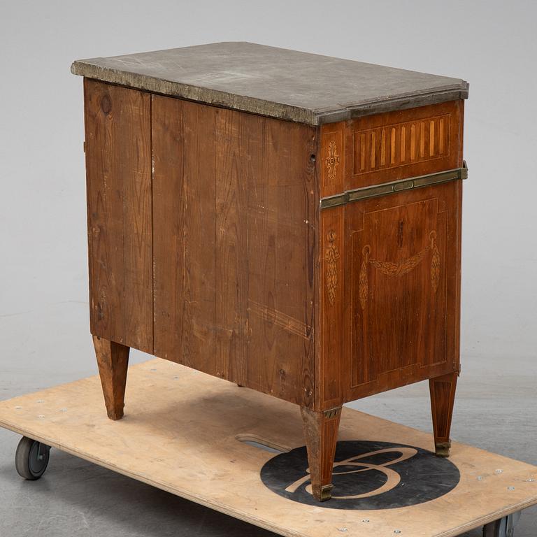 An early 20th century gustavian style chest of drawers.