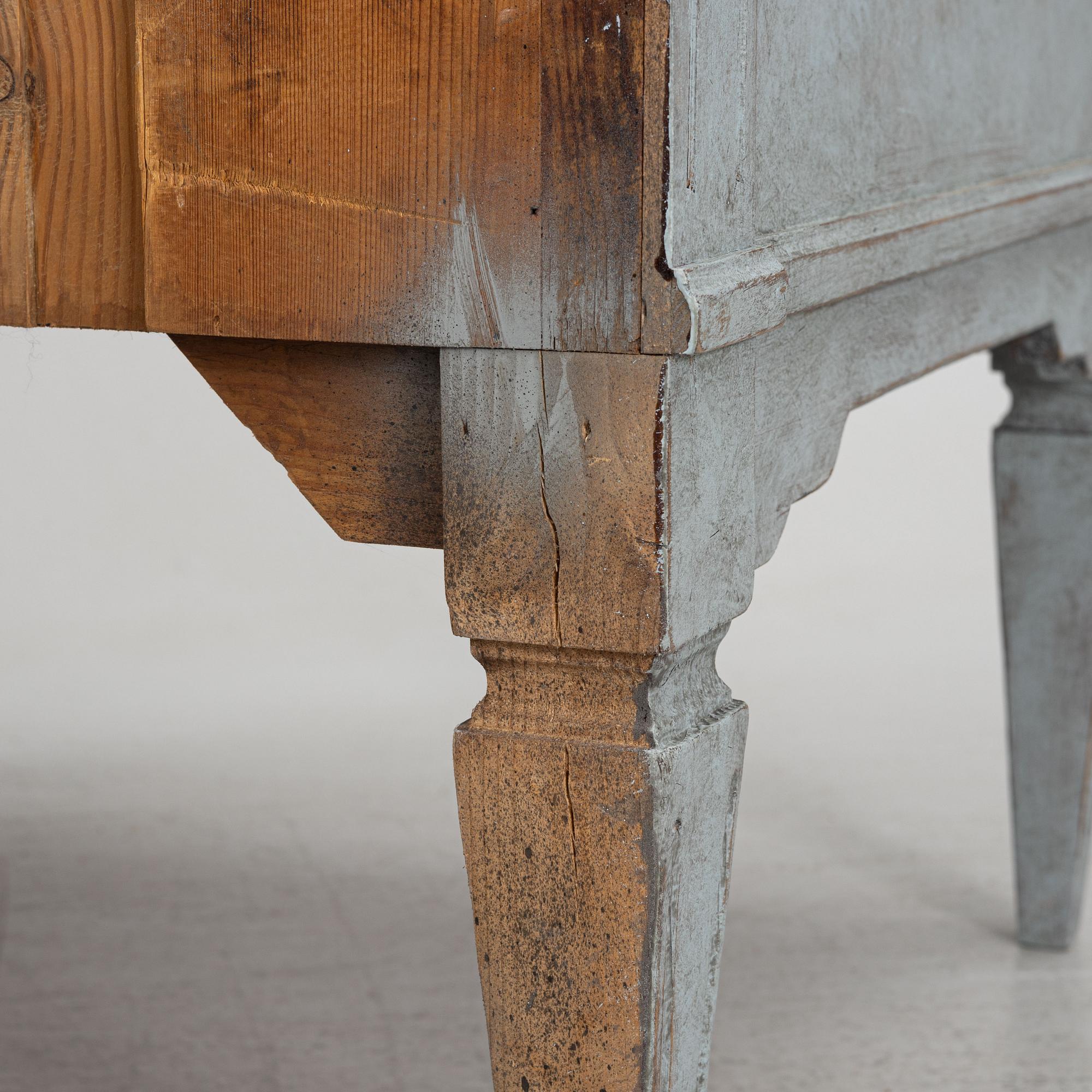 Chests of drawers, a pair, Gustavian style, 19th century.