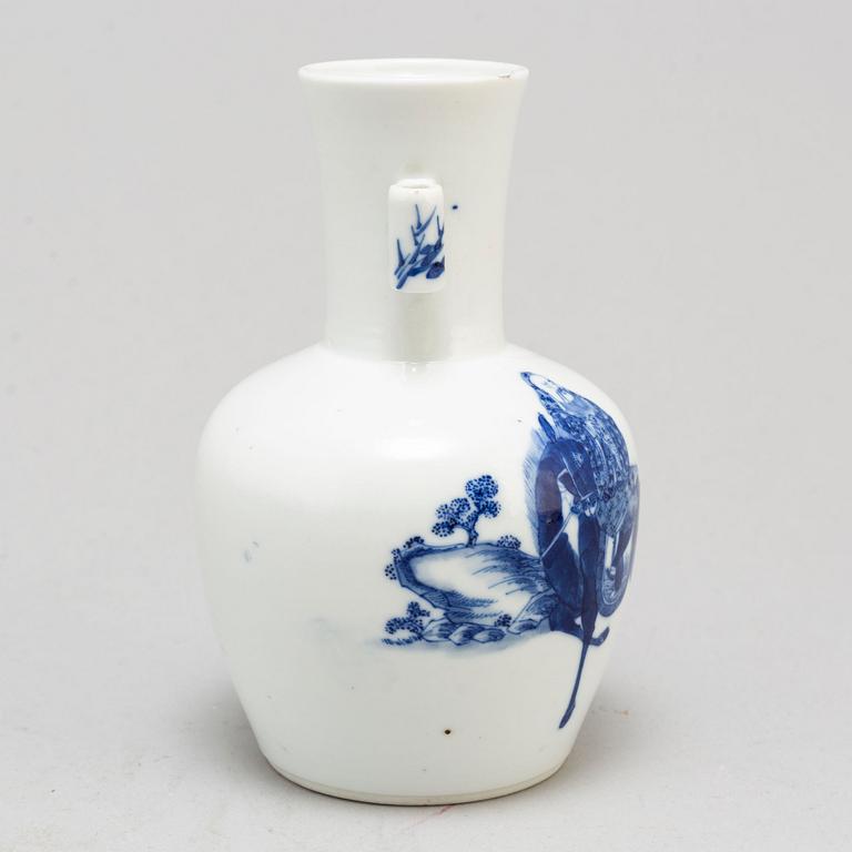 A blue and white mallet shaped vase, late Qing dynasty.