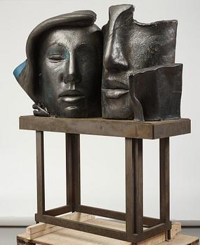 Hertha Hillfon, monumental skulptur, glaserad keramik, utförd i egen ateljé.