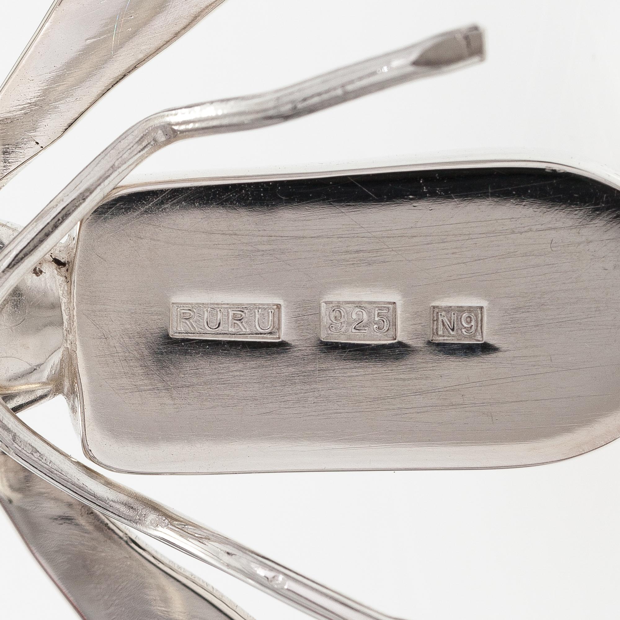 KAULAKORU ”Pistiäinen”, sterlinghopeaa, dichroiclasia. Ru Runeberg 2019.