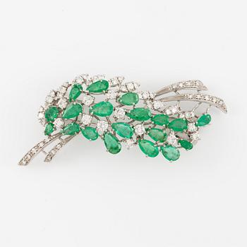 Brooch 18K white gold with drop-shaped emeralds and round brilliant-cut and old-cut diamonds.