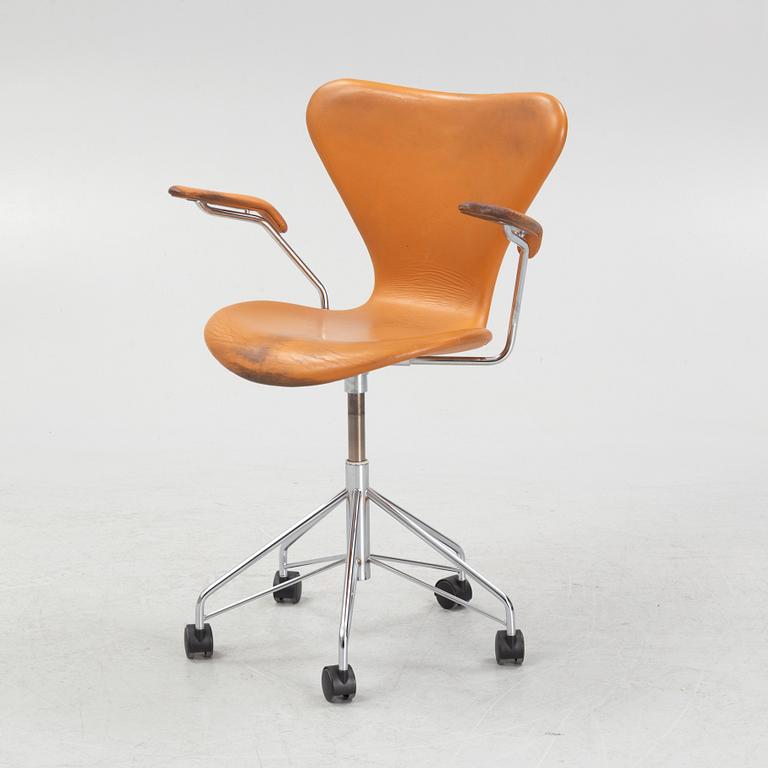 Arne Jacobsen, desk chair, "Series 7", Fritz Hansen, Denmark, 1999.