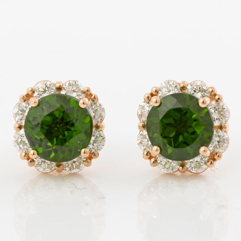 Ett par örhängen 14K guld  med gröna fasettslipade turmaliner och runda briljantslipade diamanter.