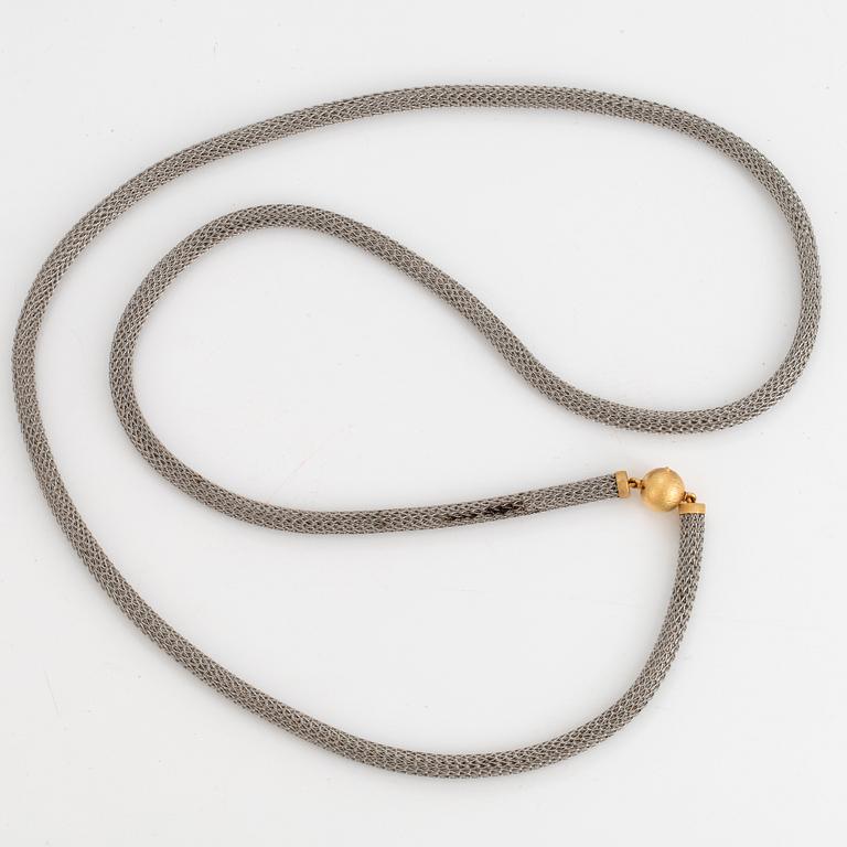 OLE LYNGGAARD, Silver and 18K gold necklace.