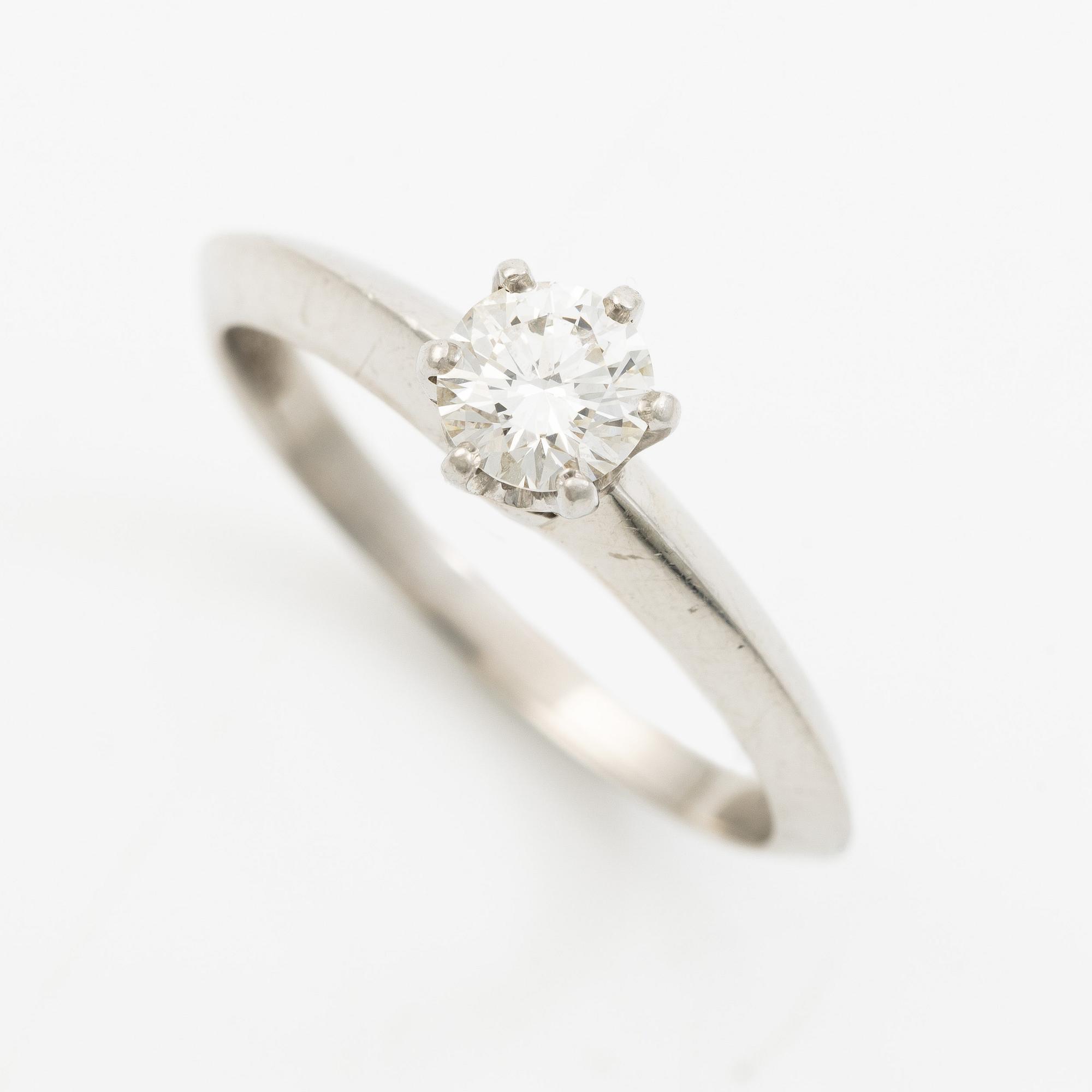 Tiffany & Co, ring, solitaire, platinum with a brilliant-cut diamond 0.41 ct. Marked Tiffany & Co. With certificate.