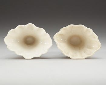 VINOFFERBÄGARE, två stycken, blanc de chine. Qing dynastin, Kangxi (1662-1722).