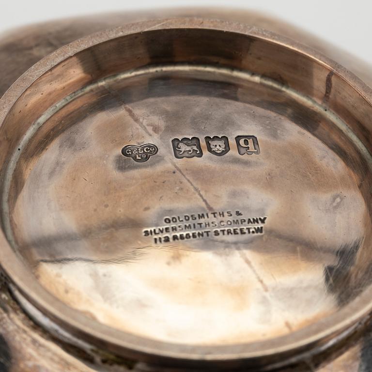 Goldsmiths & Silversmiths Co Ltd, sockerskål silver, London 1911, samt William Robert Smily ströare, silver, London 1868.