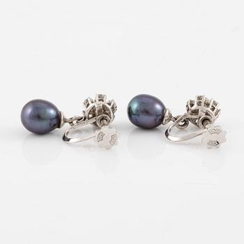 A pair of earrings in 18K white gold with cultured pearls and round brilliant-cut diamonds.