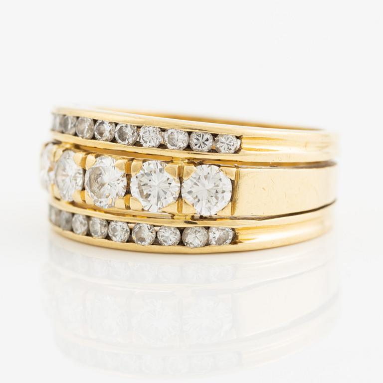 Ring 18K guld med runda briljantslipade diamanter.