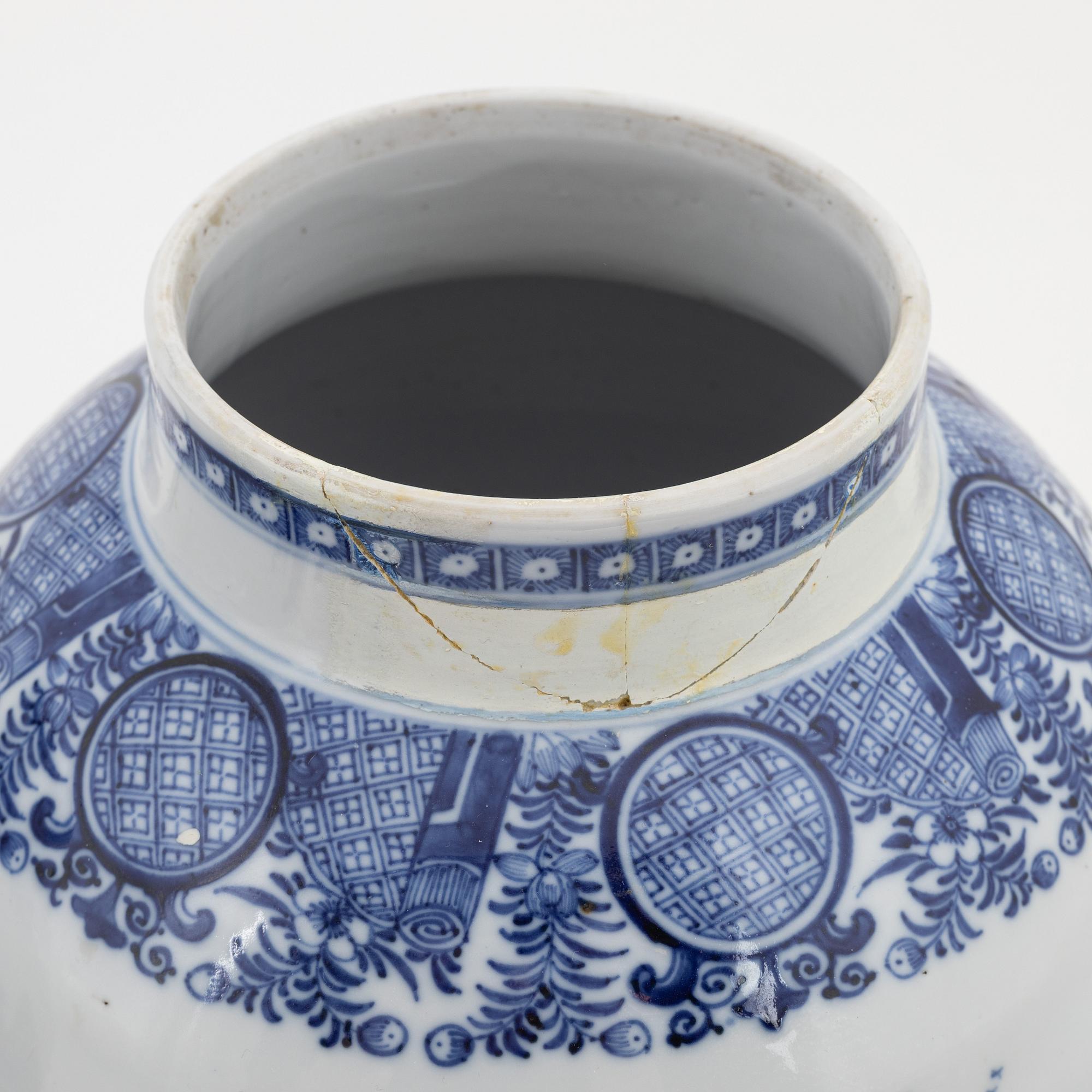 A pair of blue and white Chinese porcelain jars with covers. Qing dynasty, Qianlong (1736-95).