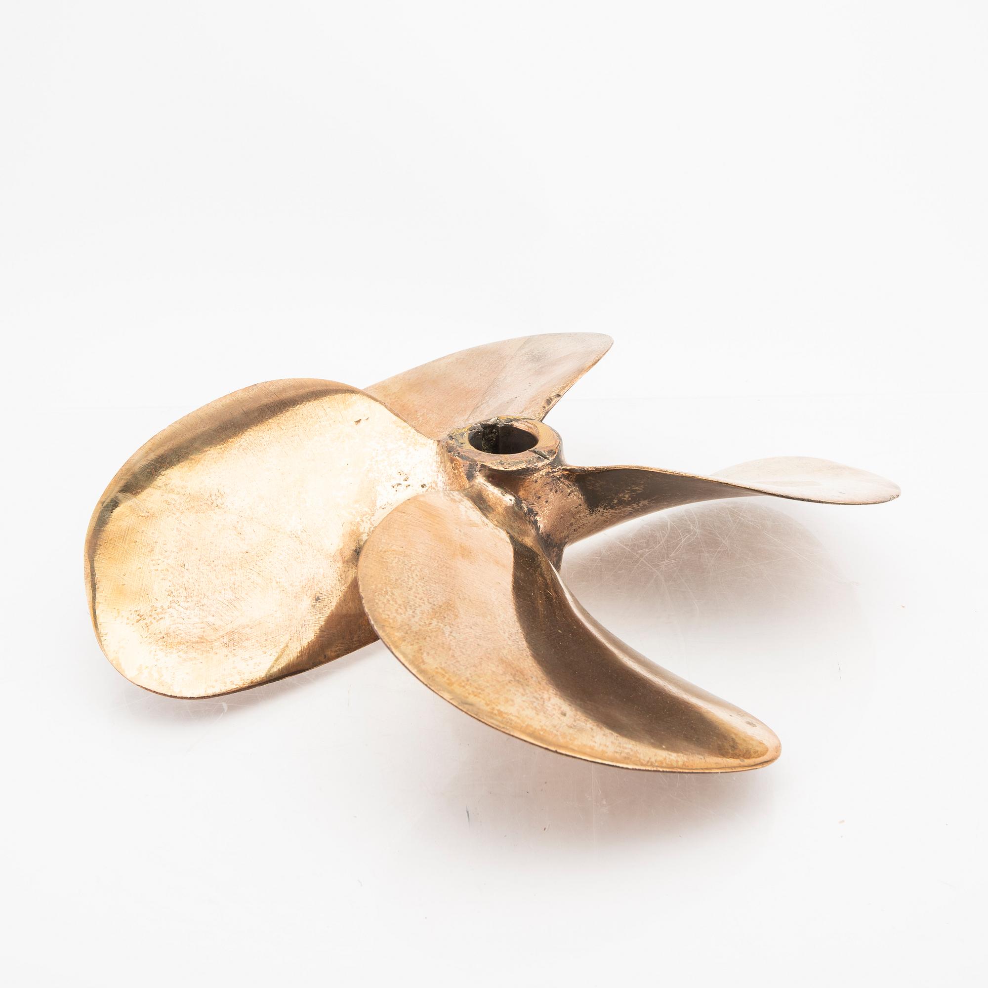 A boat propeller from the 1900s.