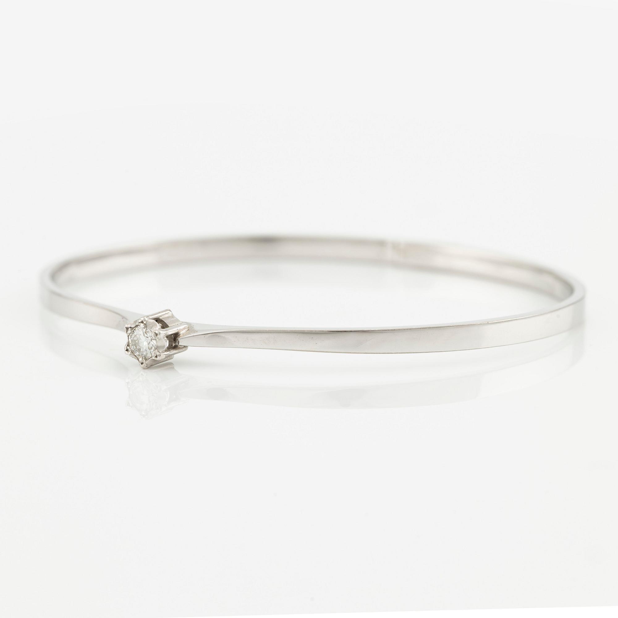 Armring 18K vitguld med en rund briljantslipad diamant.