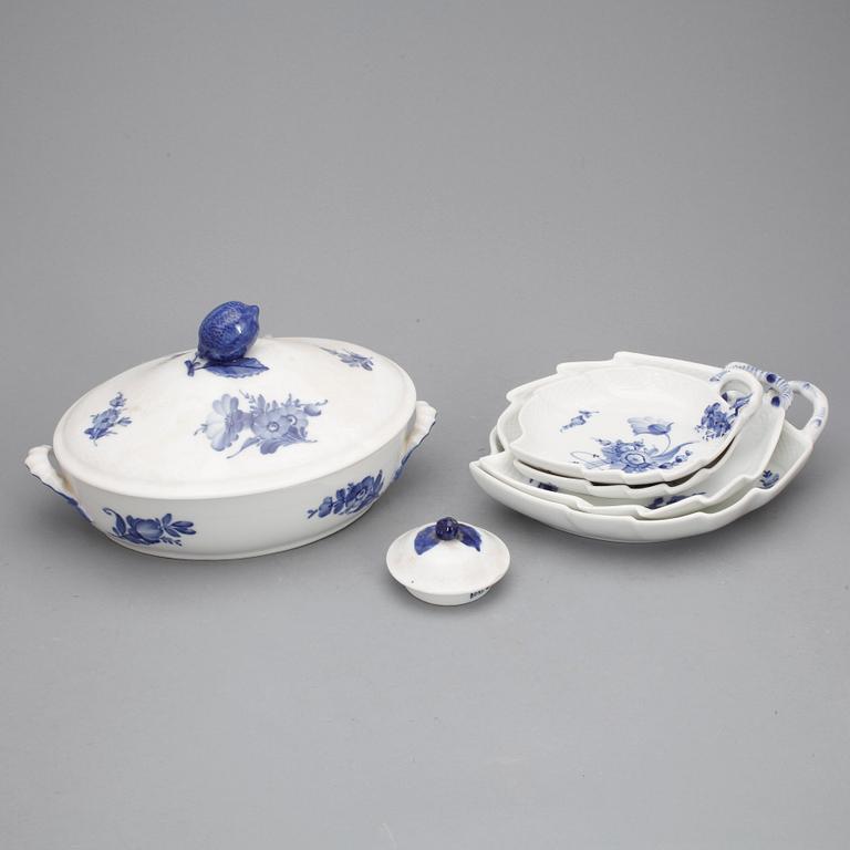 SERVISDELAR, ca160+8 delar, porslin, "Blå blomst", Royal Copenhagen, 1900-tal.