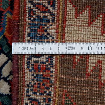 Matto, A runner, an antique West Persian/Northwest Persian, ca 417,5-425 x 101-107 cm.