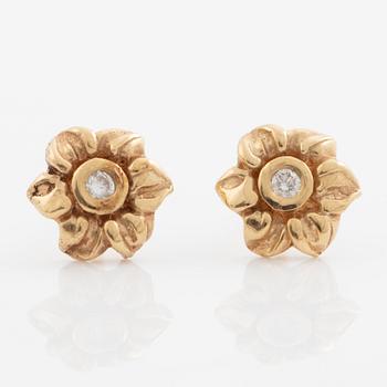 Örhängen, 14K guld med små briljantslipade diamanter.