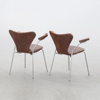 ARNE JACOBSEN, "Sjuan", a pair of arm chairs, Fritz Hansen, Denmark 1969.