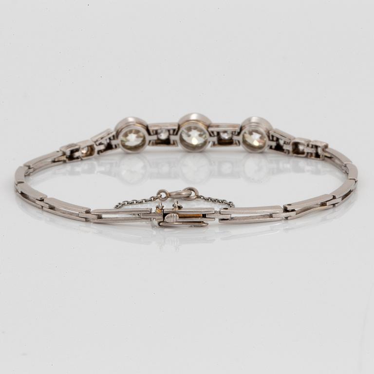 Armband platina med tre gammalslipade diamanter total vikt ca 3.25 ct.
