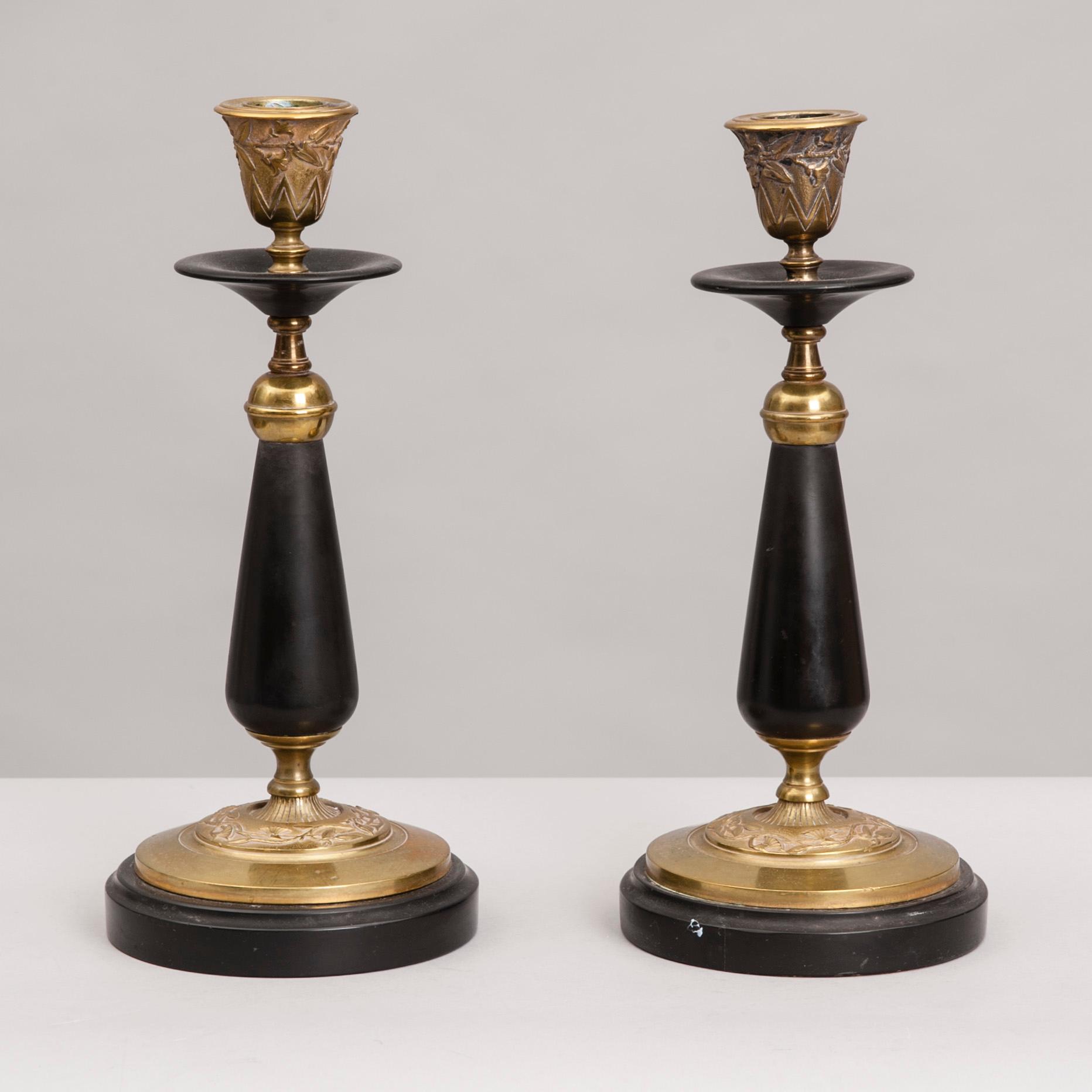 LJUSSTAKAR ETT PAR, brons och svart sten, 1800-tal.