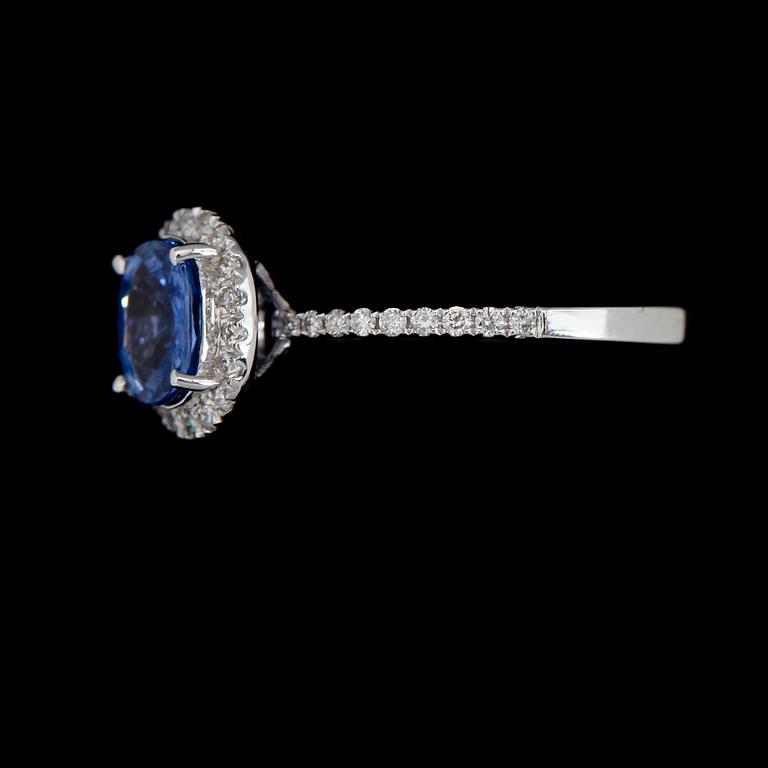 RING, 18K vitguld, diamanter tot ca 0.20 ct, blå safir ca 1.05 ct.