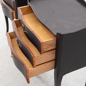 Sängbord, ett par, rokokostil, 1900-talets andra hälft.